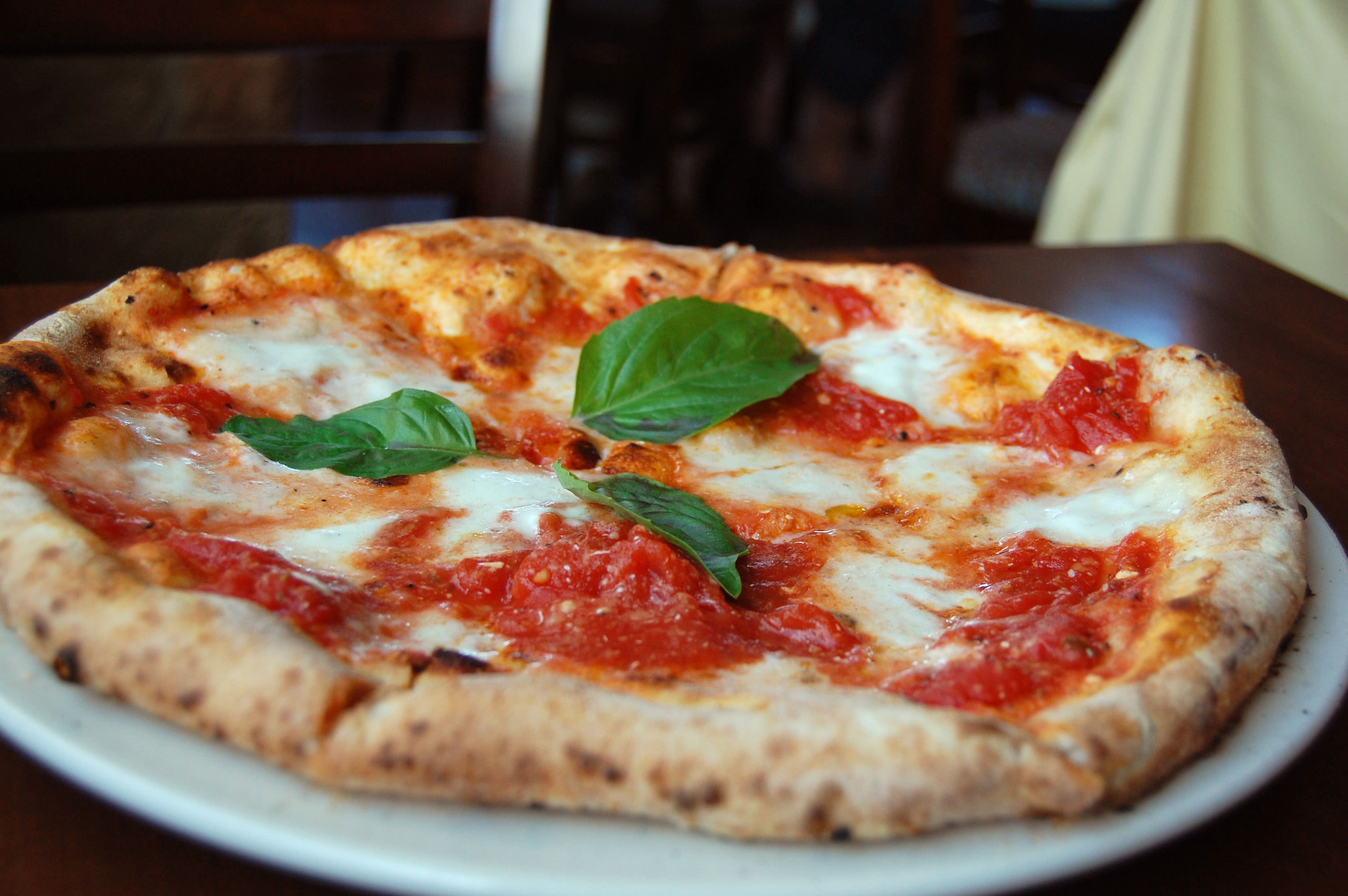 Margherita pizza bazsalikommal